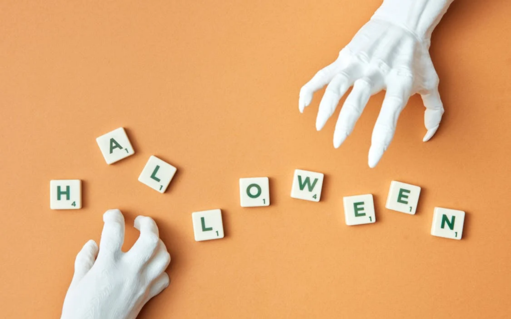 lettere dello scarabeo Halloween con mani mostruose
