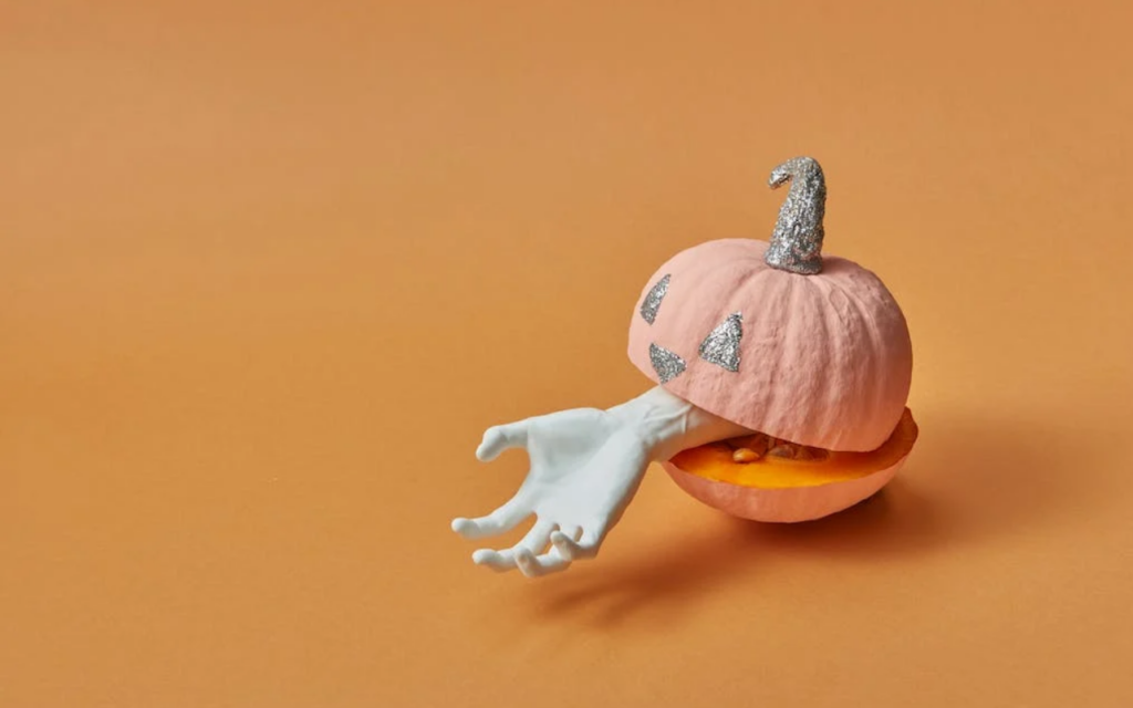 Mano che esce da zucca glitterata