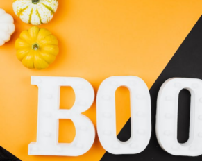 scritta boo su sfondo arancione e nero con zucche