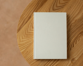 Libro con copertina bianca