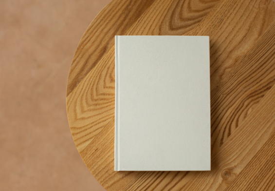 Libro con copertina bianca