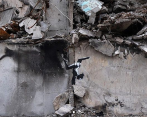 ginnasta su cumulo di macerie Banksy