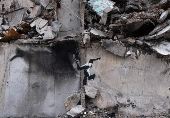 ginnasta su cumulo di macerie Banksy