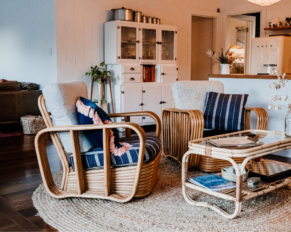 interior design boho sedie bambù tappeto rustico