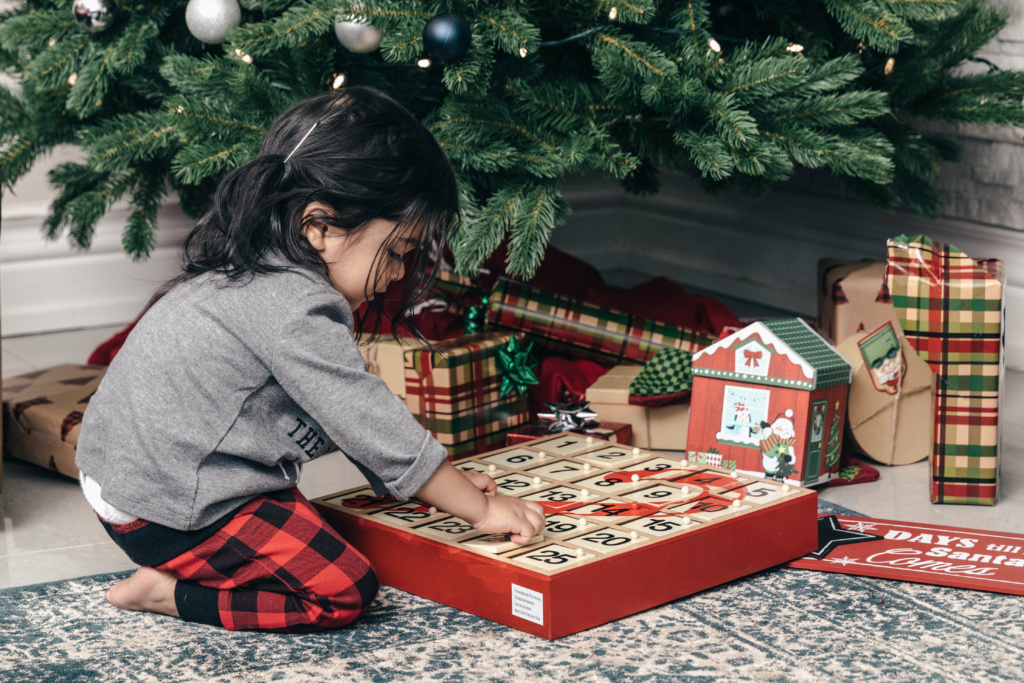 calendario dell'avvento sotto l'albero bambina