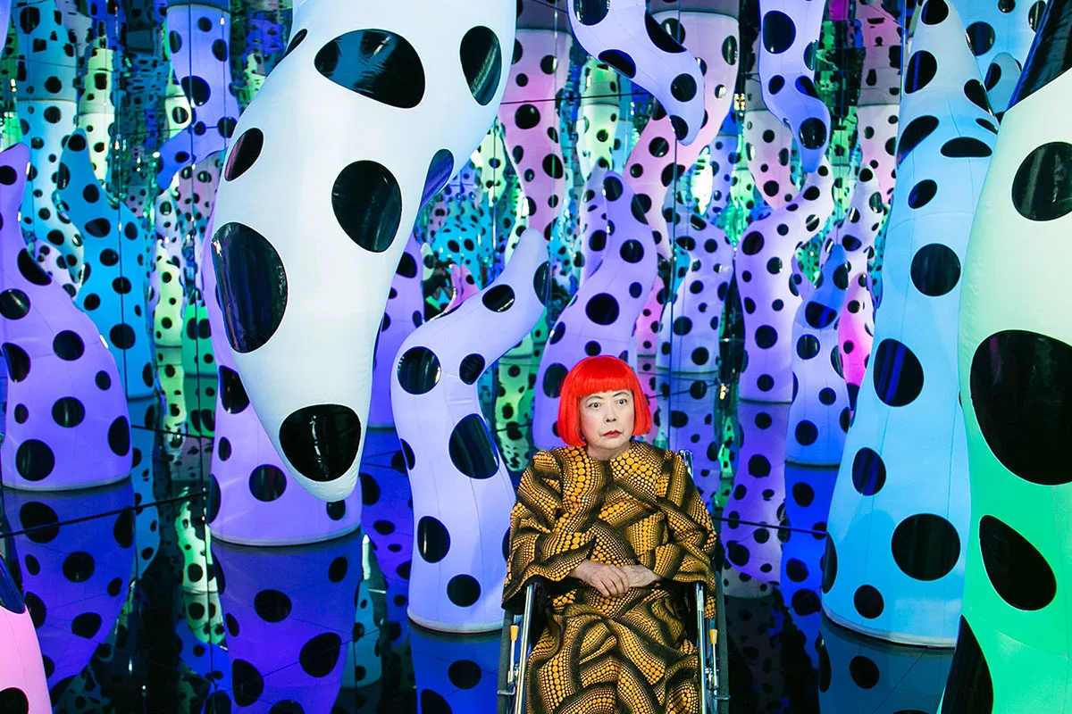 Yayoi Kusama con le sue opere